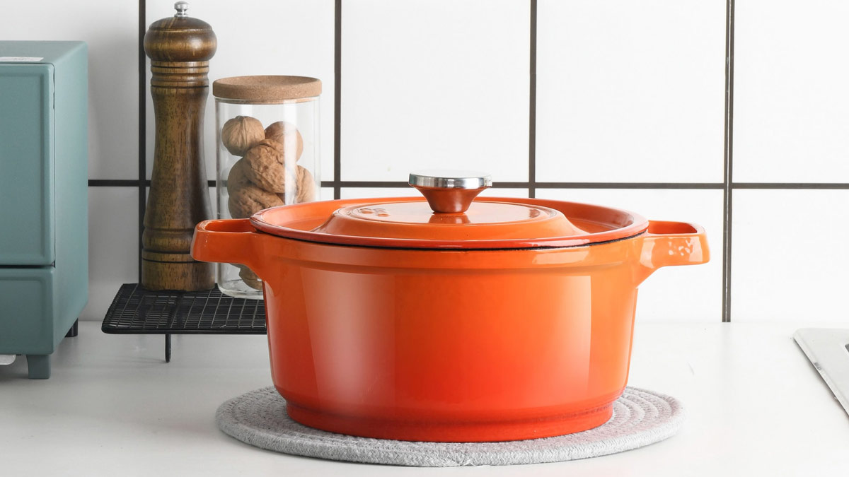 Dutch Oven Wars Cast Iron vs Ceramic